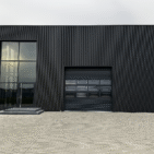 Lamele czarne na elewacji budynku