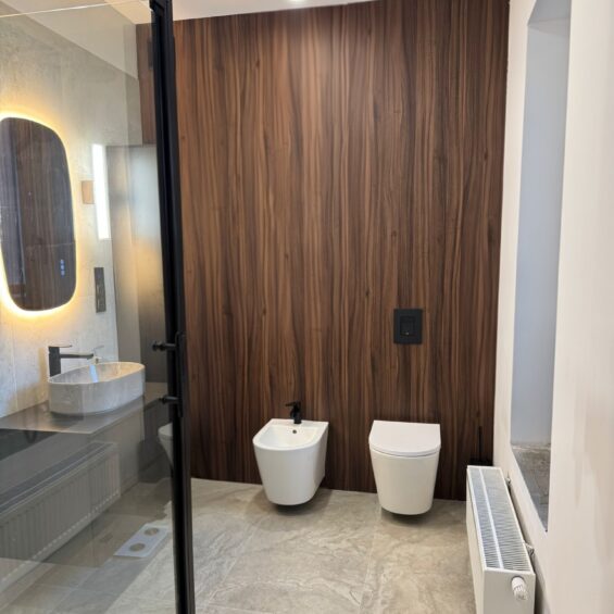 Łazienka przy użyciu płyty Nut Wood Marblex Płyty węglowe Nut Wood Marblex w łazience