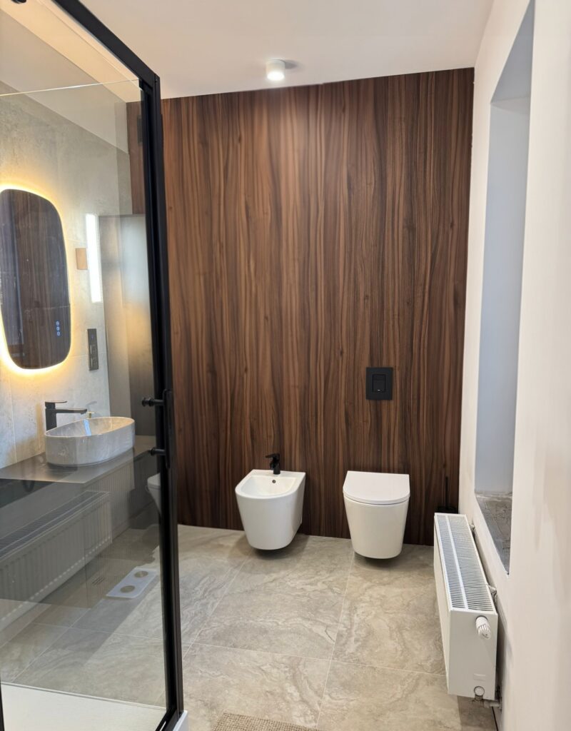 Płyty węglowe Nut Wood Marblex w łazience