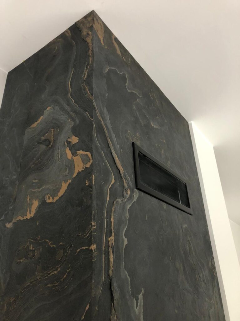 Fornir kamienny BLACK GOLD BLEIR - realizacja kominka