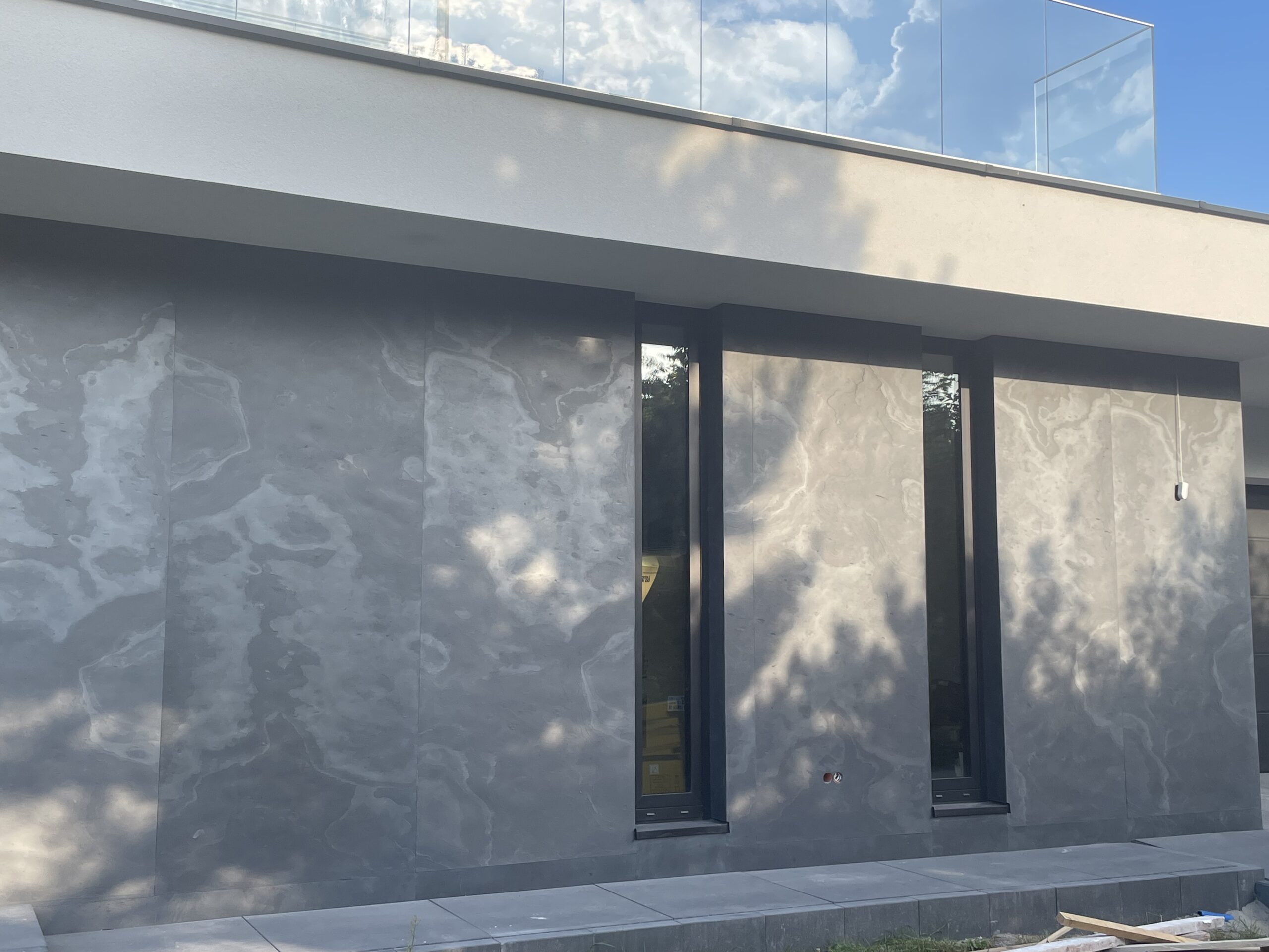 elewacja z forniru kamiennego kund black