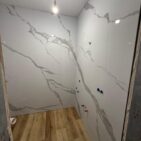Realizacja łazienki płytą węglową Light White Marblex