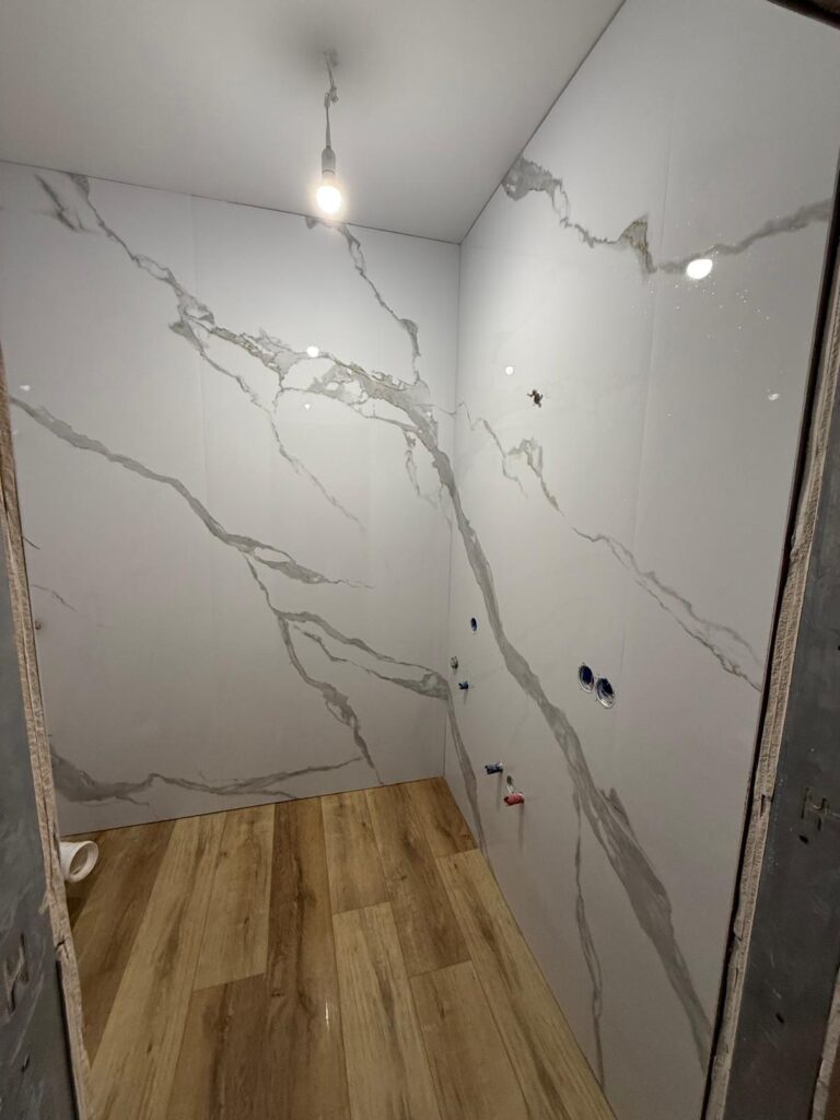 Realizacja łazienki płytą węglową Light White Marblex