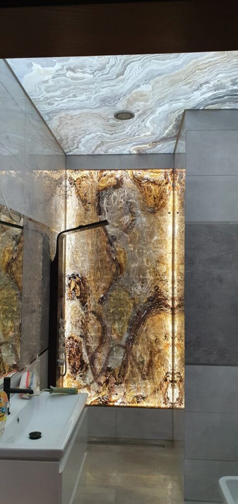 Realziacja łazienki fornirem kamiennym do podświetlenia - transparentnym S WHITE