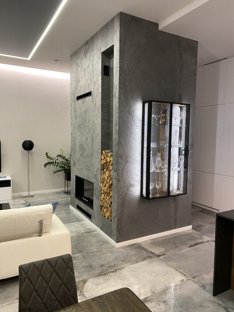 realizacja kominka kamieniem w rolce silver grey