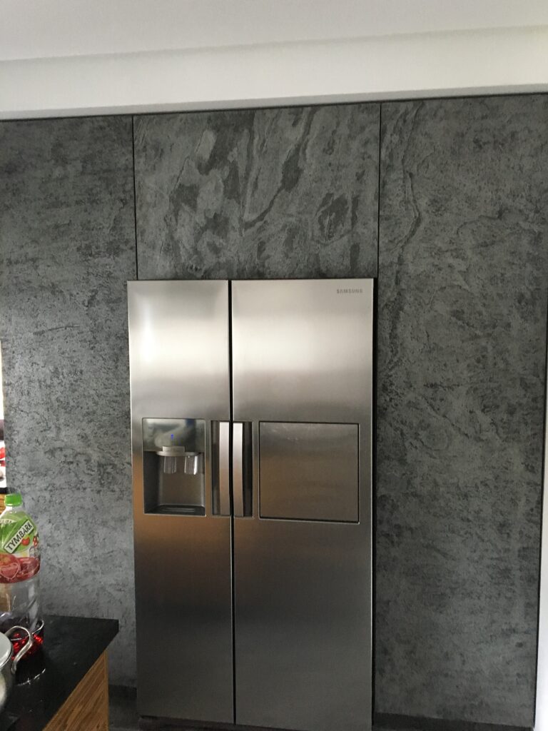 realizacja ściany z lodówką kamieniem w rolce silver grey