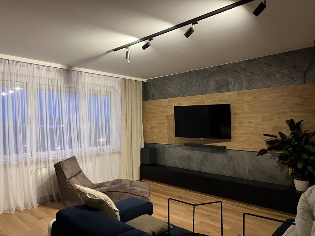 Realizacja Silver grey salon w połączeniu z drewnem