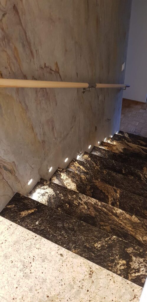 klatka schodowa fornirem kamiennym S WHITE MARBLEX