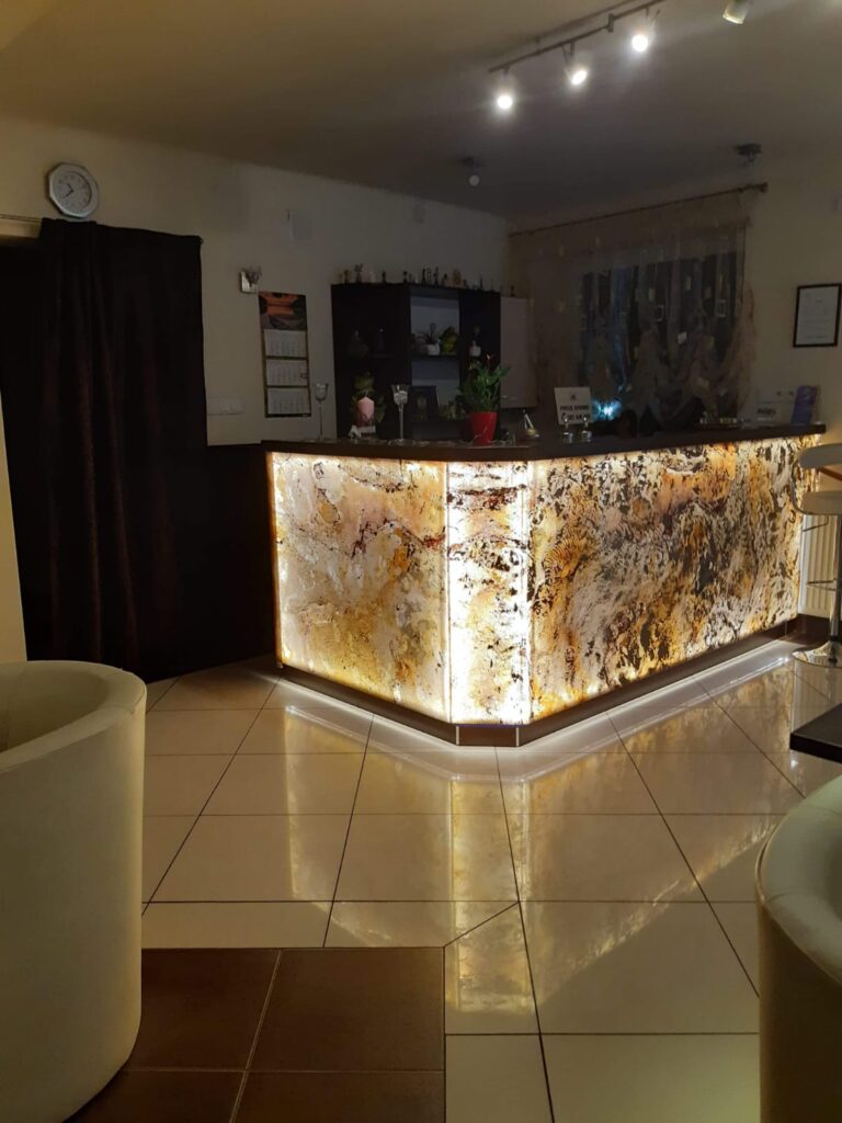 realizacja recepcji fornirem kamiennym indian autumn od Marblex