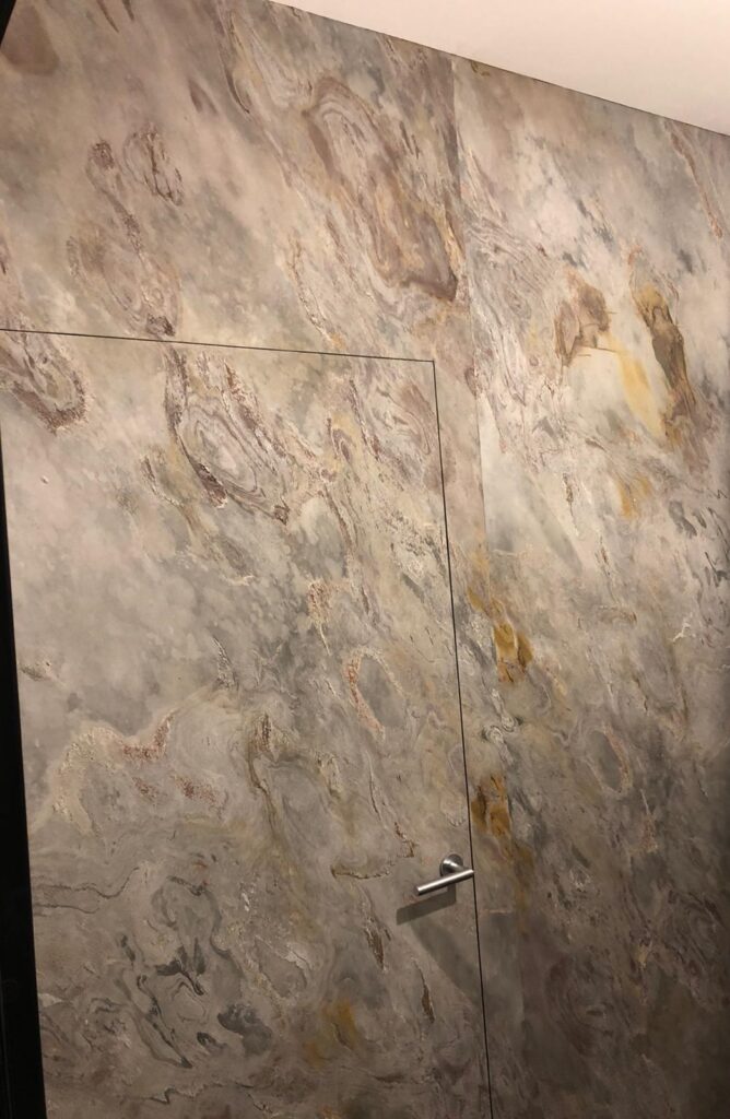 Realizacja drzwi ukrytych kamieniem w rolce S WHITE