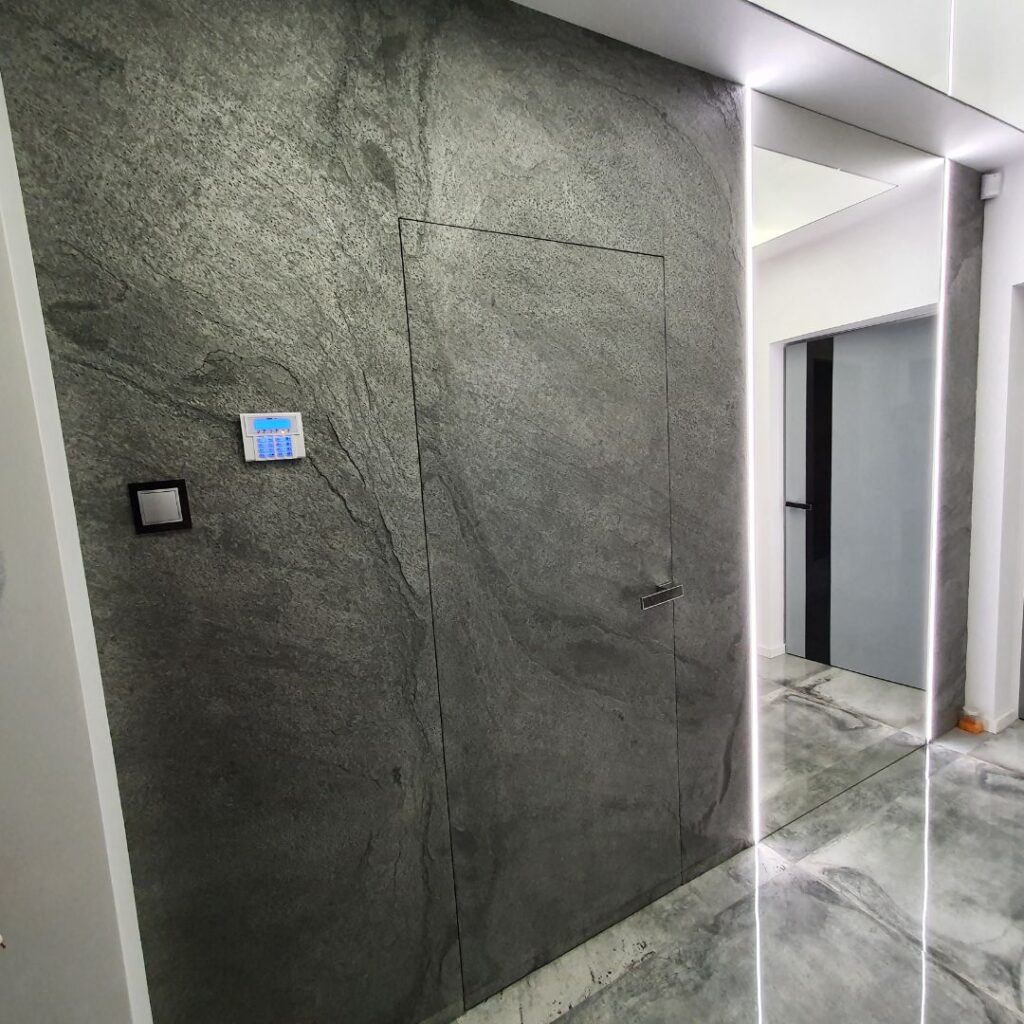 Realizacja drzwi ukrytych kamieniem w rolce SILVER GREY