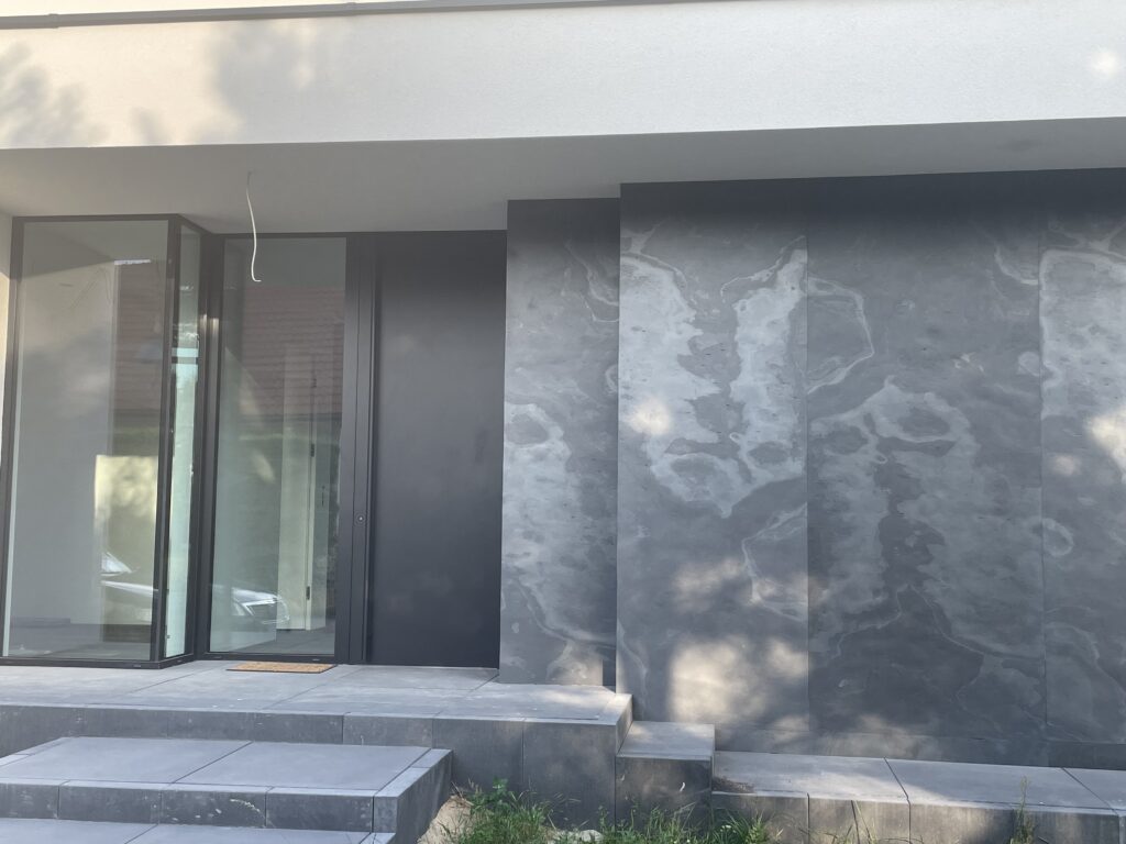 Realizacja elewacji fornirem kamiennym KUND BLACK