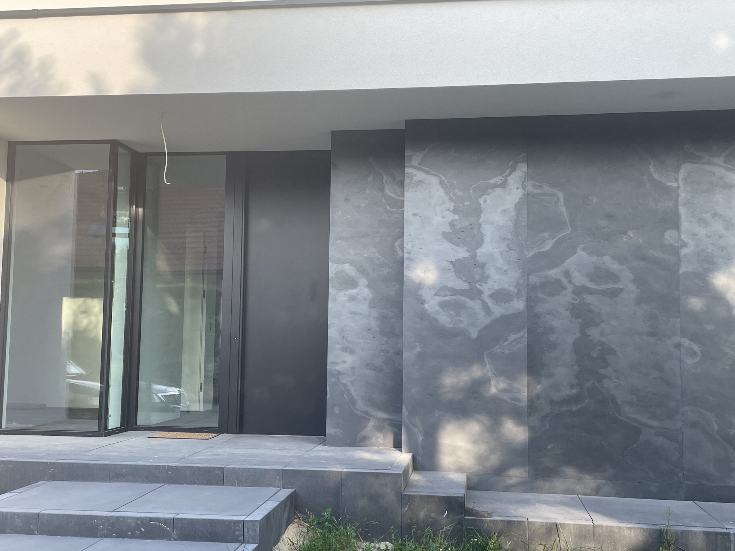 Realizacja elewacji fornirem kamiennym KUND BLACK