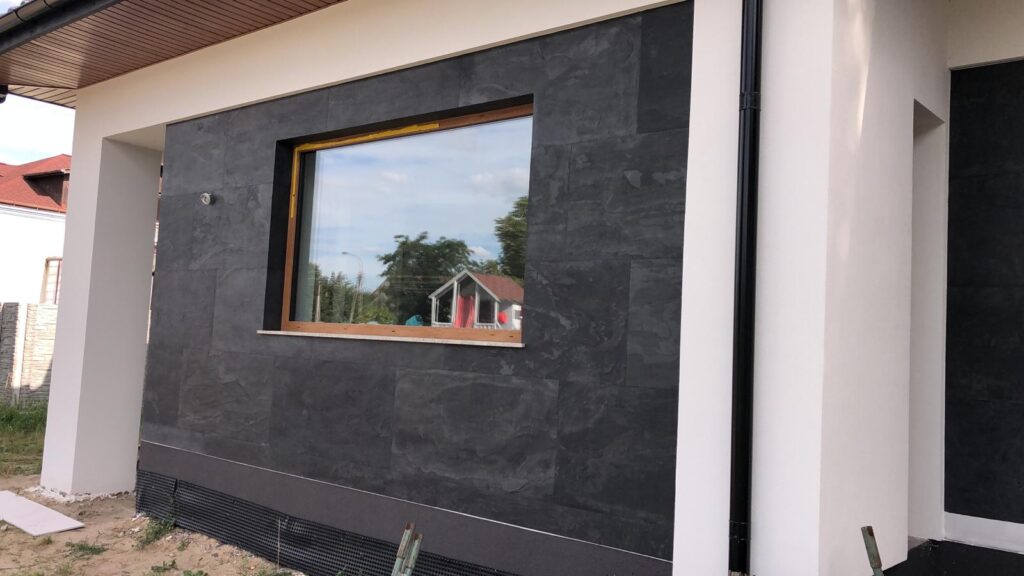 Realizacja elewacji kamieniem w rolce KUND BLACK