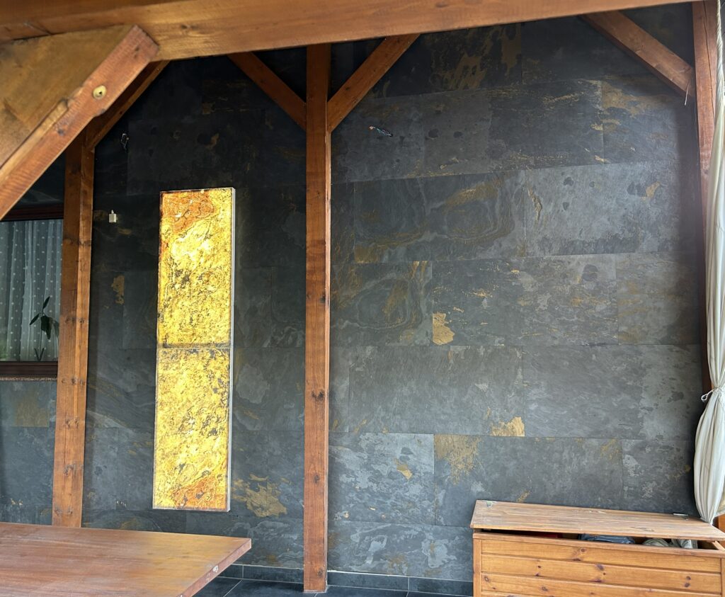 realizacja elewacji fornirem kamiennym black gold bleir