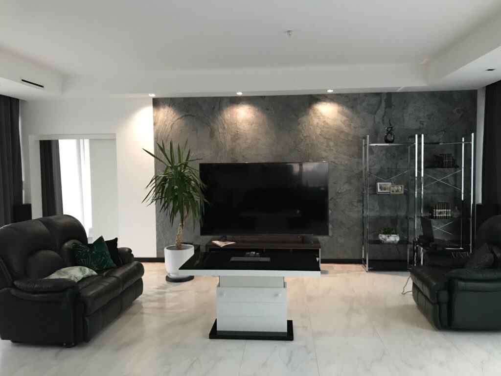realizacja salonu fornirem kamiennym silver grey