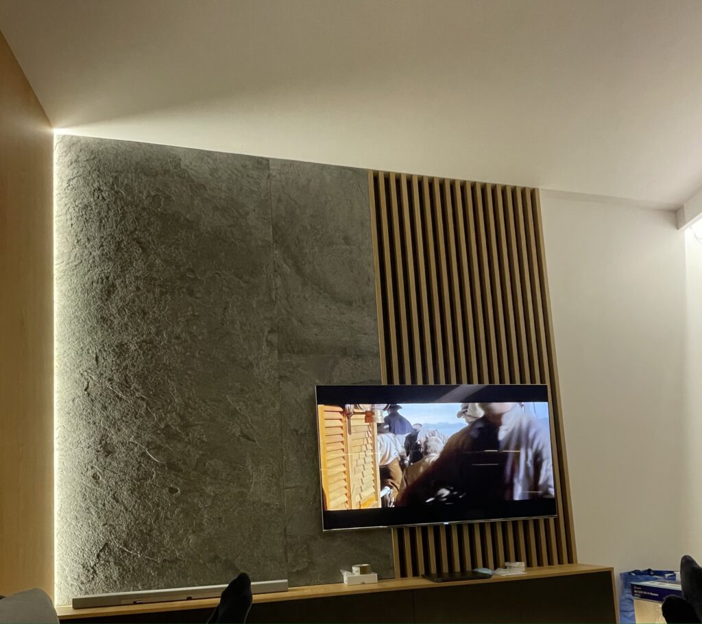 realizacja salonu kamieniem w rolce silver grey