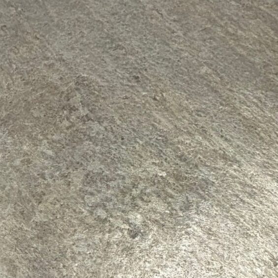 Brushed Stone detal Realny wygląd forniru kamiennego Brushed Stone w zbliżeniu