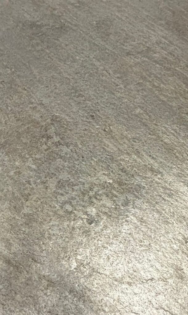 Realny wygląd forniru kamiennego Brushed Stone w zbliżeniu