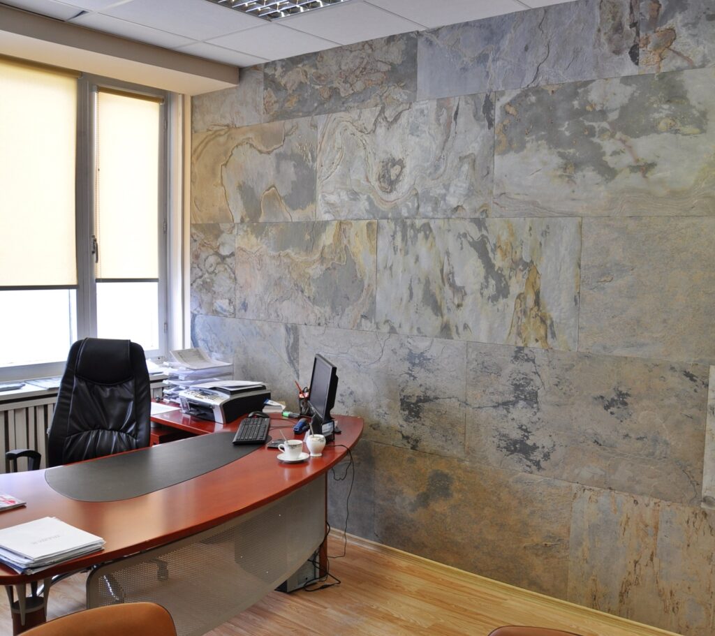 Realizacja ściany w biurze fornirem kamiennym Daft Stone