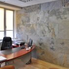 Realizacja ściany w biurze fornirem kamiennym Daft Stone
