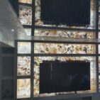 Realizacja ściany w salonie fornirem kamiennym transparentnym do podświetlenia spring stone