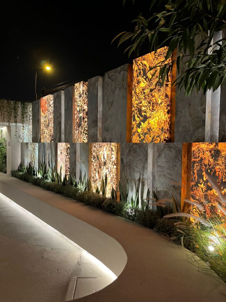 Realizacja elewacji oraz ogrodzenia fornirem kamiennym transparentnym spring stone do podświetlenia