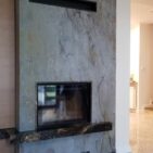 Realizacja obudowy kominka fornirem kamiennym Spring Stone
