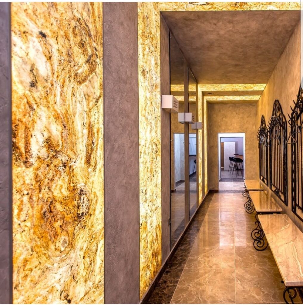 Realizacja korytarzu hotelowego fornirem kamiennym Daft stone