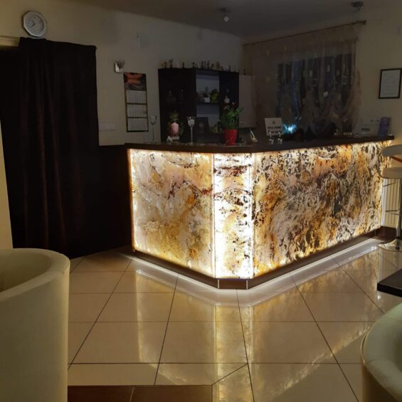 Fornir-kamienny-transparentny-DAFT-STONE-do-podświetlenia-przezroczysty-realizacja2 Realizacja recepcji fornirem kamiennym Daft stone