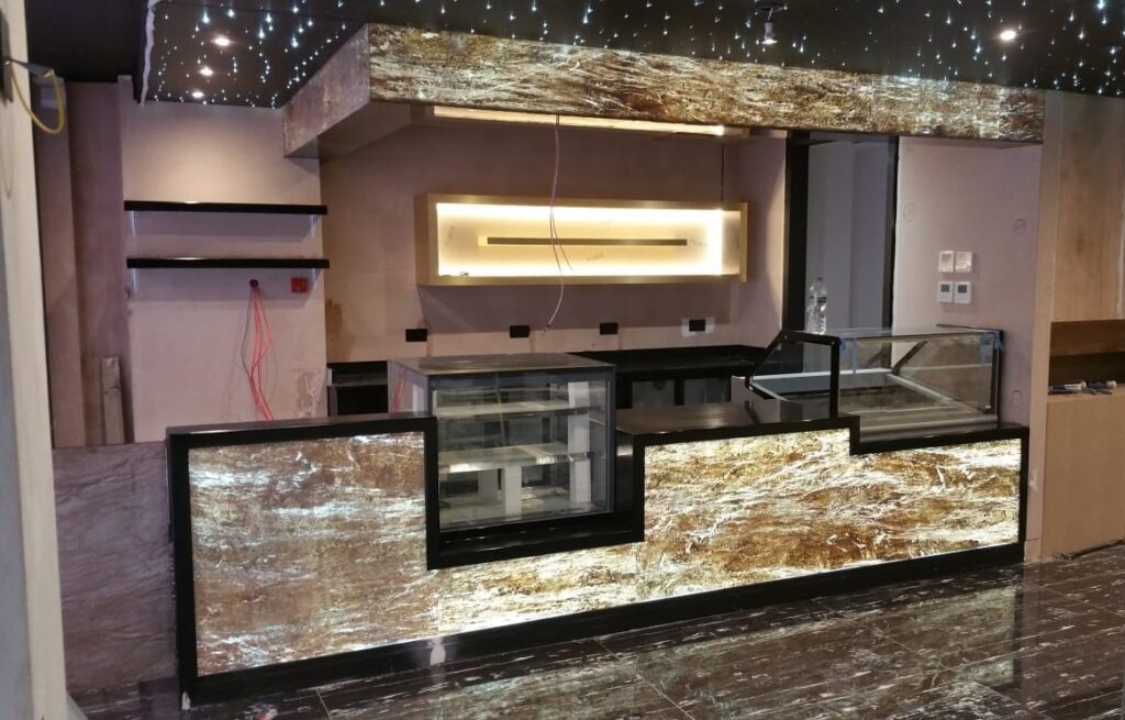 Realizacja sali sprzedaży fornirem kamiennym tree stone do podświetlenia