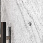 Realizacja drzwi wejściowych fornirem kamiennym SNOW STONE - detal drzwi