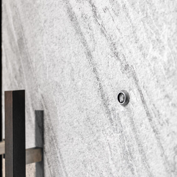 © Piotr Krajewski http://pkrajewski.pl Realizacja drzwi wejściowych fornirem kamiennym SNOW STONE - detal drzwi