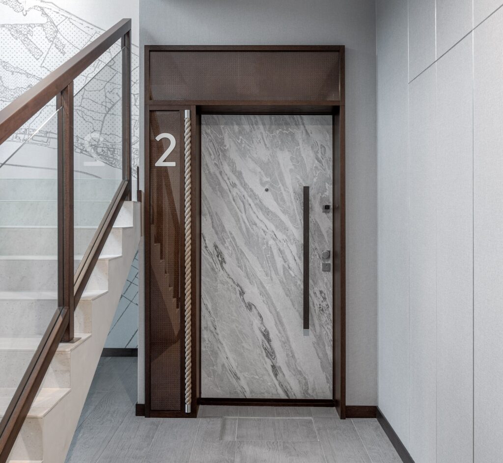 Realizacja drzwi wejściowych fornirem kamiennym SNOW STONE