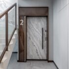 Realizacja drzwi wejściowych fornirem kamiennym SNOW STONE