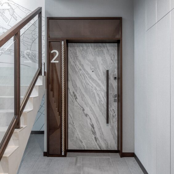 © Piotr Krajewski http://pkrajewski.pl Realizacja drzwi wejściowych fornirem kamiennym SNOW STONE