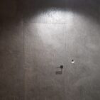 Realizacja drzwi ukrytych fornirem kamiennym sparkle Stone