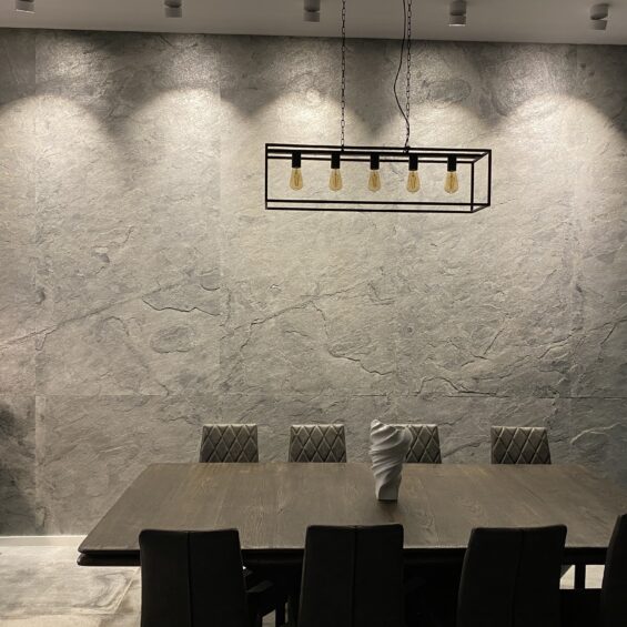 Realizacja jadalni fornirem kamiennym SILVER STONE Zdjęcie przedstawia realizację ściany w jadalni fornirem kamiennym silver stone