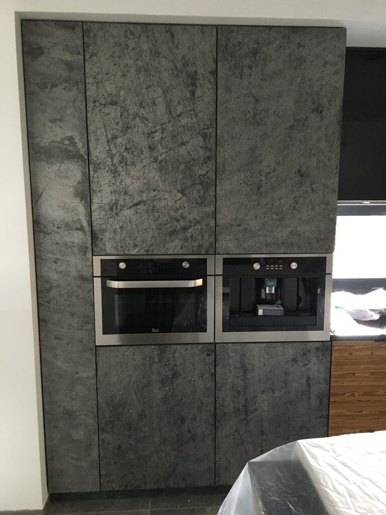 Zdjęcie przedstawia realizację kuchni fornirem kamiennym silver stone