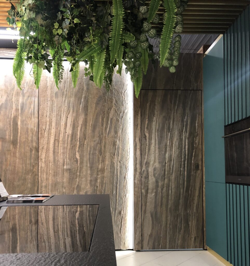 Realizacja zabudowy kuchennej z drzwiami ukrytymi fornirem kamiennym tree stone