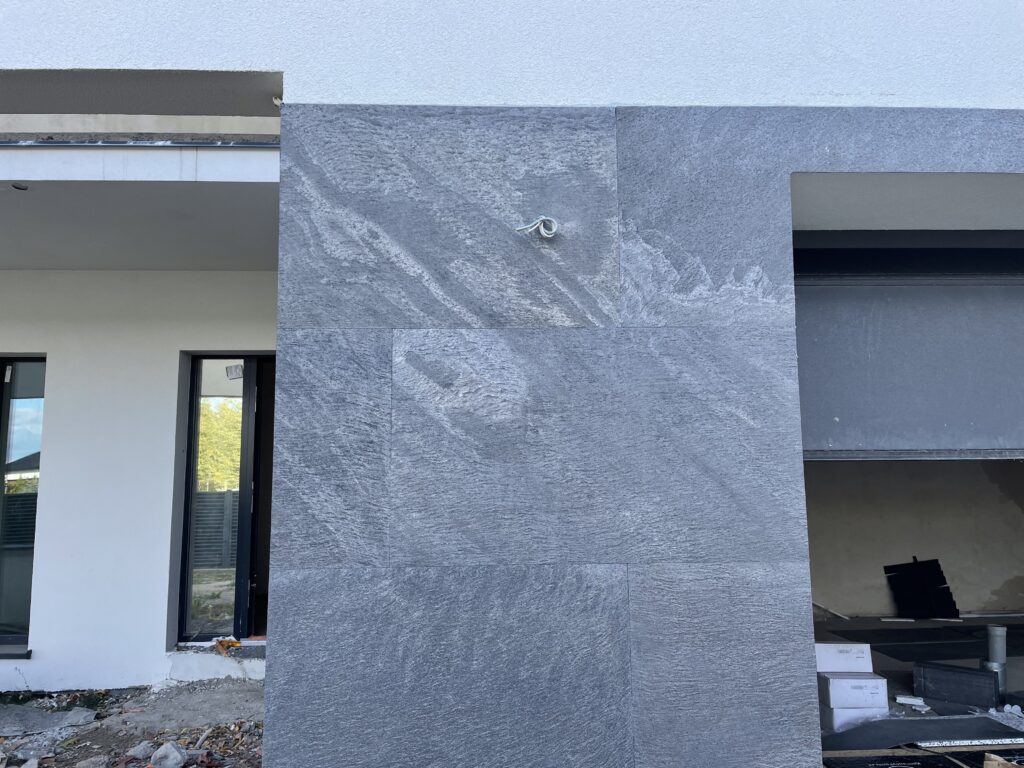 Realizacja elewacji fornirem kamiennym Sparkle Stone
