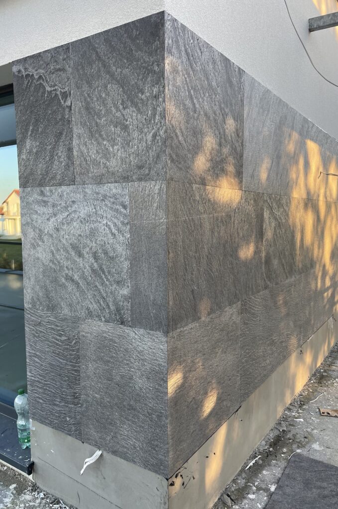 Realizacja elewacji fornirem kamiennym Sparkle Stone