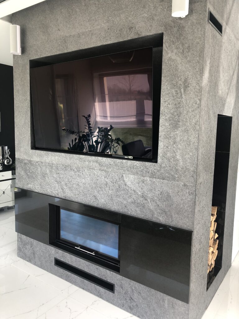 Realizacja obudowy kominka fornirem kamiennym sparkle Stone