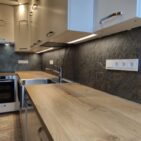 Realizacja kuchni fornirem kamiennym sparkle Stone