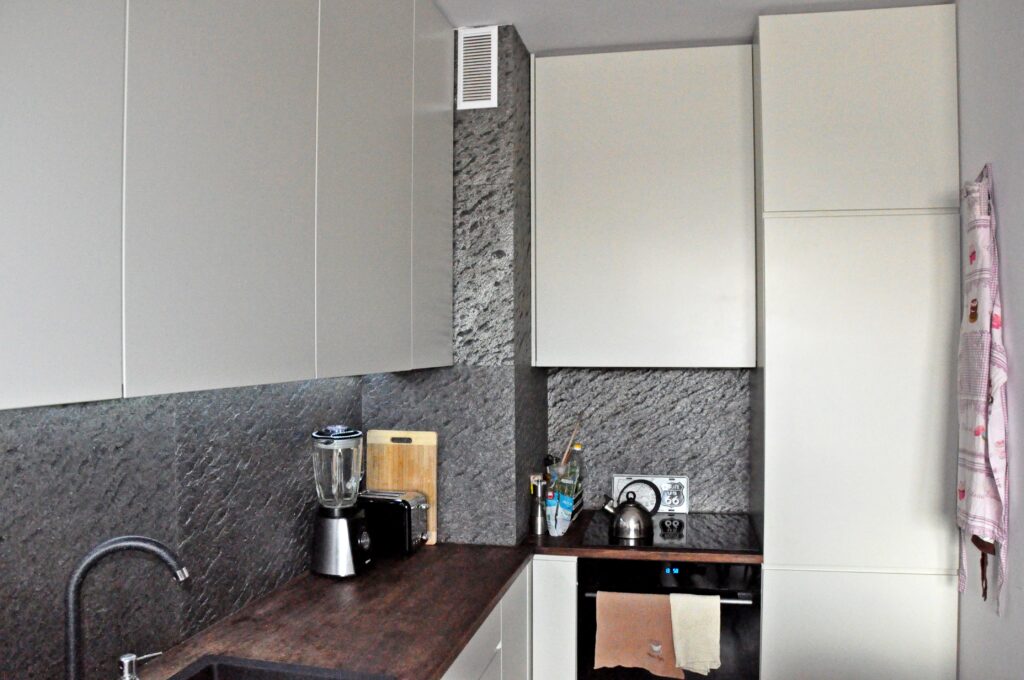 Realizacja kuchni fornirem kamiennym sparkle Stone