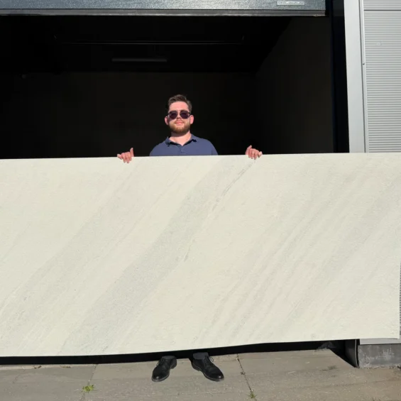Fornir Kamienny Arctic Stone realne zdjęcie z człowiekiem Fornir kamienny Arctic Stone Marblex – naturalny łupek w odcieniach bieli i szarości realne zdjęcie produktu