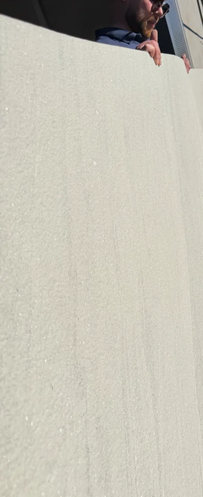 Struktura forniru kamiennego Arctic Stone – naturalna powierzchnia kamienia
