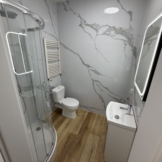 Realizacja Łazienki płytami węglowymi Light Wgite realizacja remontu łazienki płytami węglowymi Light White