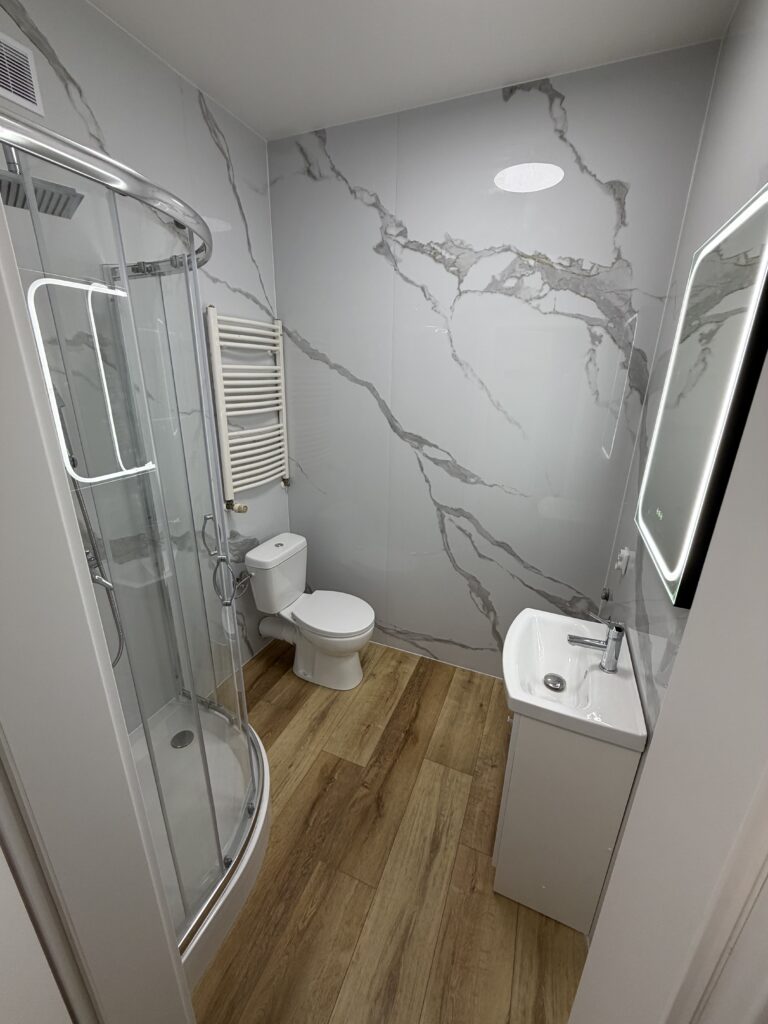 realizacja remontu łazienki płytami węglowymi Light White