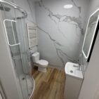 realizacja remontu łazienki płytami węglowymi Light White